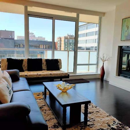 Waterfalls Hotel - Suite In Falls Downtown With Pool Victoria Bagian luar foto