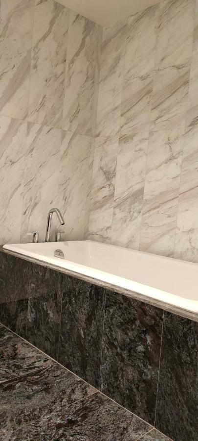Waterfalls Hotel - Suite In Falls Downtown With Pool Victoria Bagian luar foto
